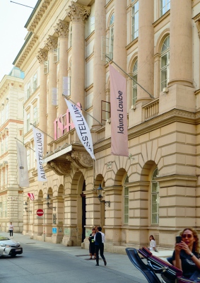 Frauen und M&amp;auml;dchen! Intervention vor dem Palais Nieder&amp;ouml;sterreich, Herrengasse 13, Wien, 2018